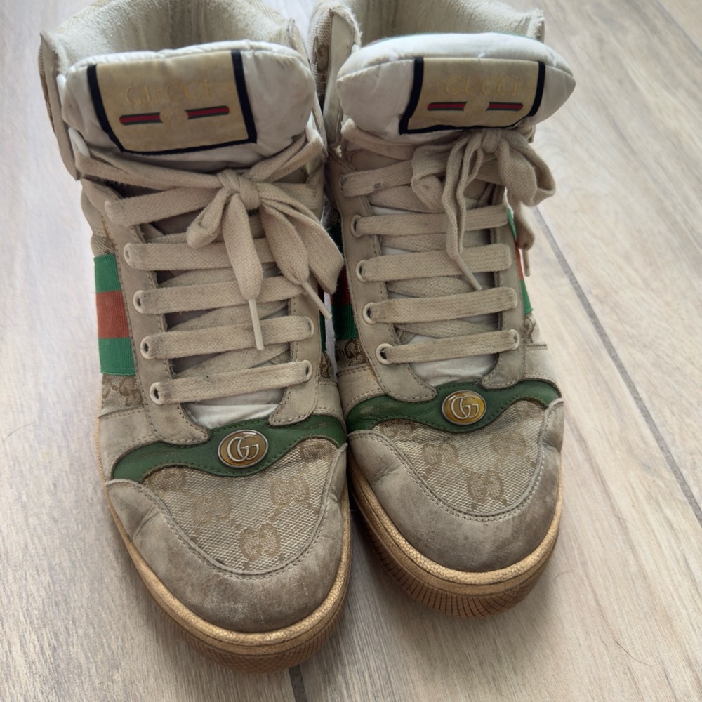 Gucci Sneakers with Gold Logo and Red-Green Stripes distressed style